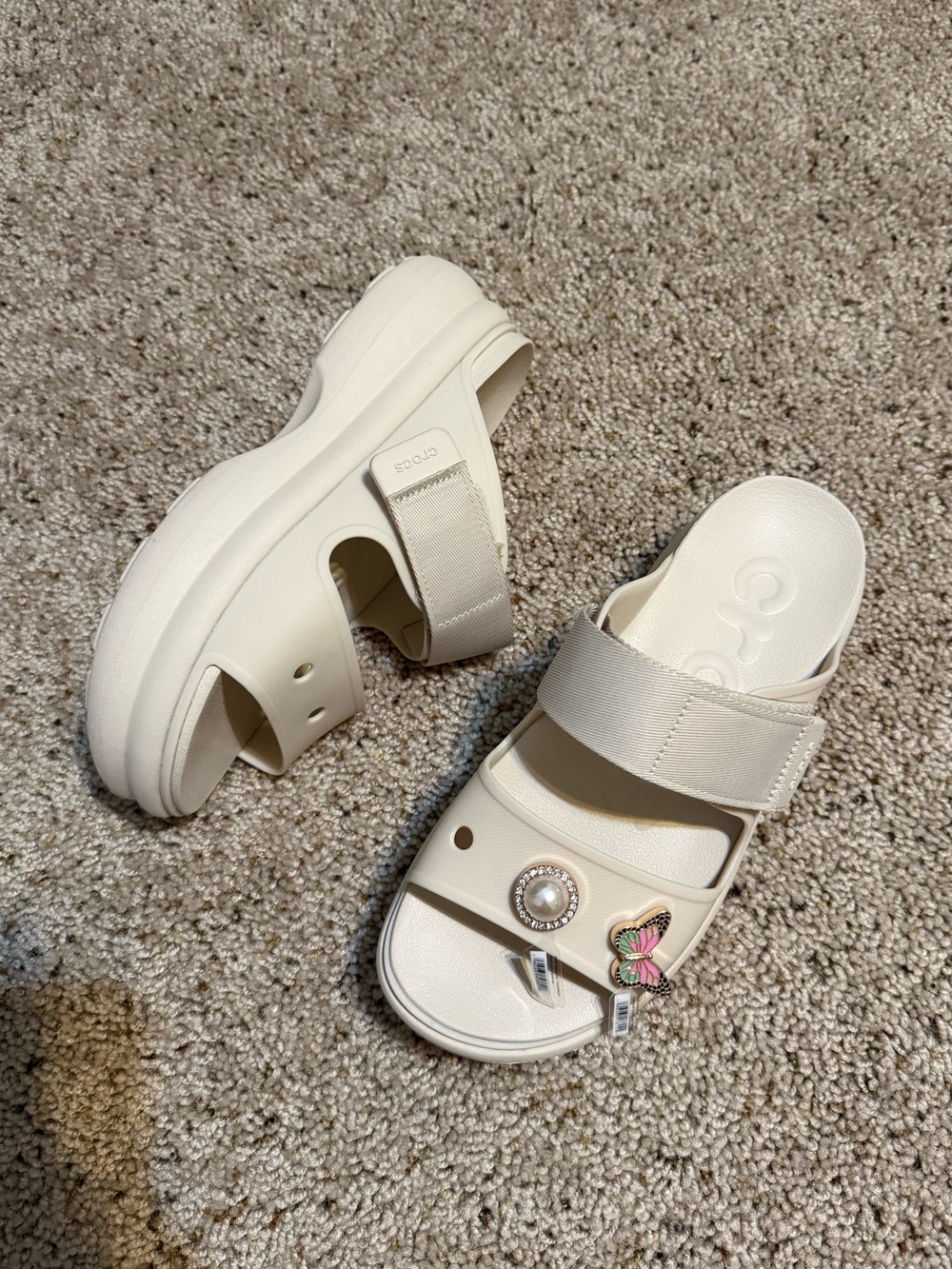NWOT Crocs Soho Two Strap Sandal Dulce Women's 8 with two FREE JIBBITZ